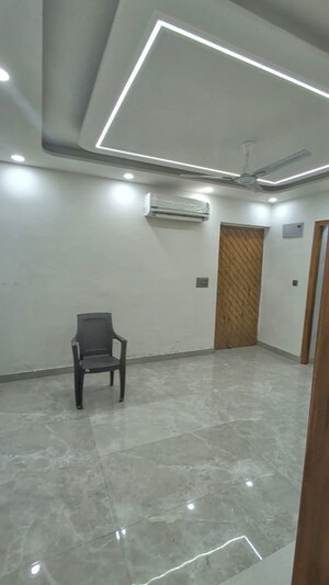 Room in 3 BHK Builder Floor at Pitampura – for Rent