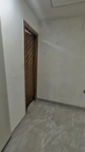 Room in 3 BHK Builder Floor at Pitampura – for Rent