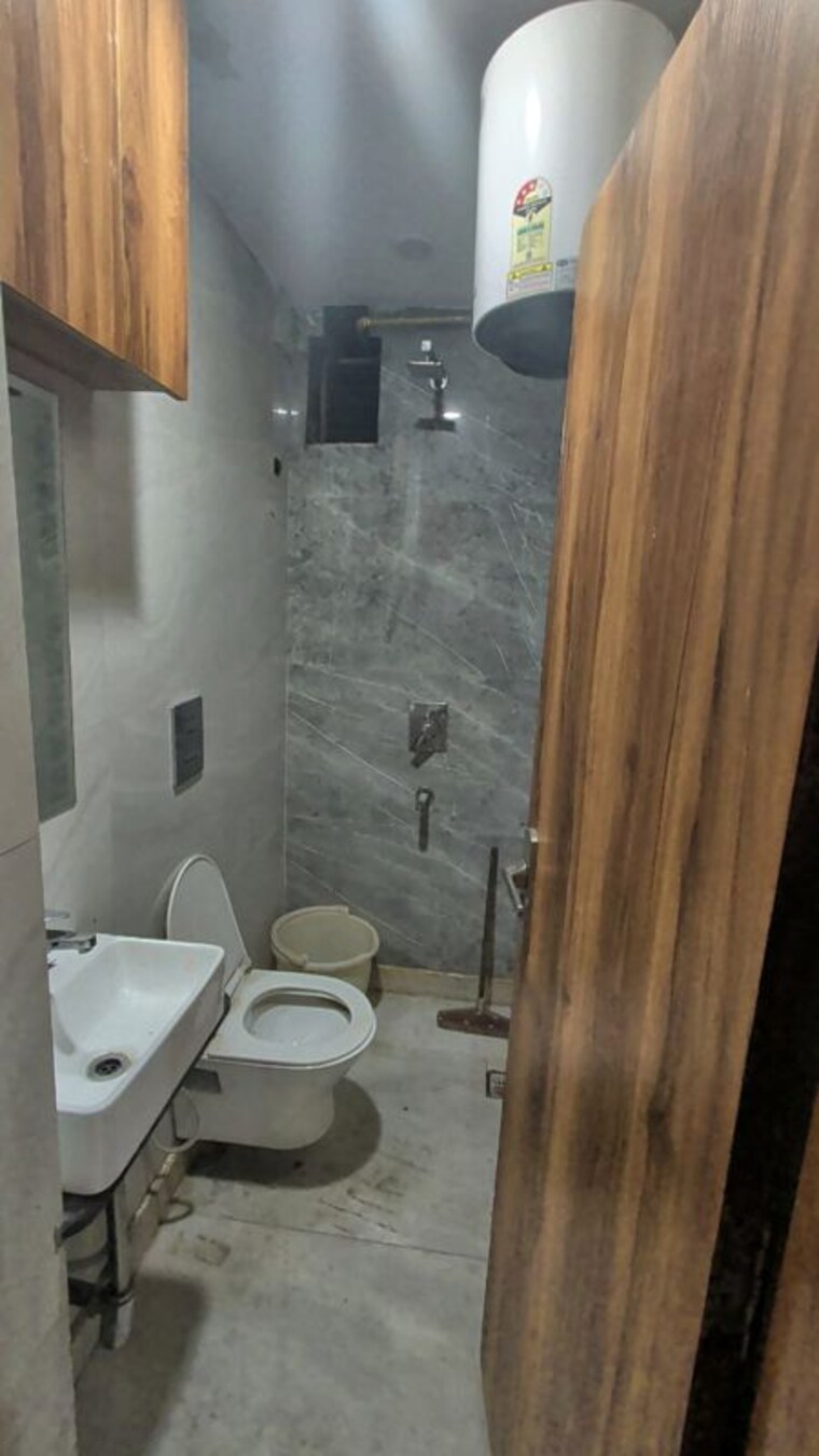 Attached Bathroom, pitampura 3 Bedroom 1200 Sq.Ft. Builder Floor In Pitampura Delhi 10215534