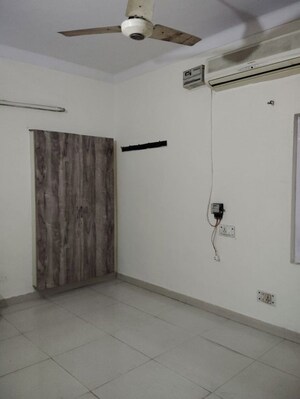 Room in 3 BHK Builder Floor at Green Park – for Rent