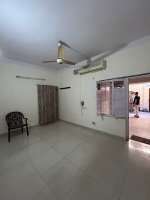 Room in 3 BHK Builder Floor at Green Park – for Rent