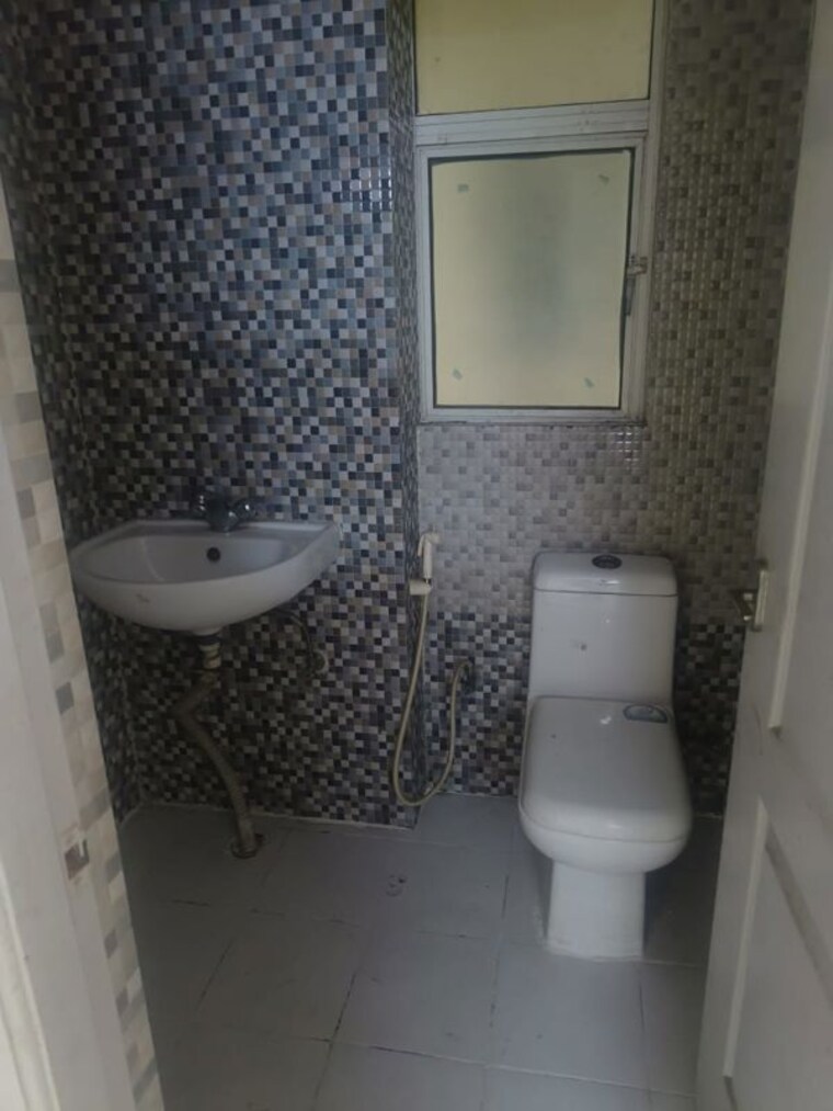 Bathroom, maxblis-grand-wellington 1 Bedroom 615 Sq.Ft. Apartment In Sector 75 Noida 10215587