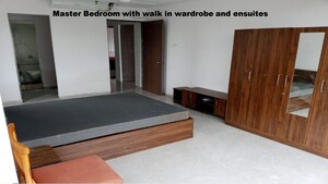 Room in 3 BHK Apartment at Mahim West – for Rent