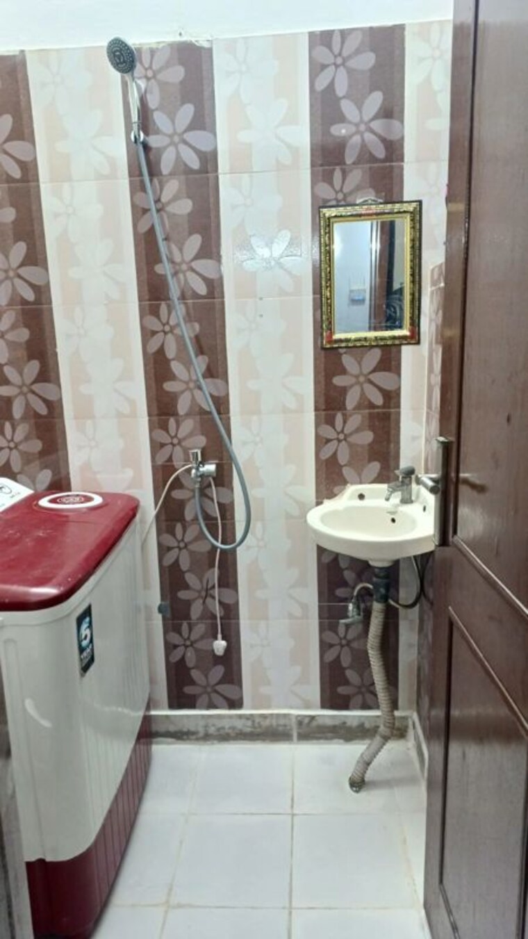 Bathroom, rwa-residential-society-sector-46 3 Bedroom 205 Sq.Yd. Builder Floor In Sector 46 Gurgaon 10215041
