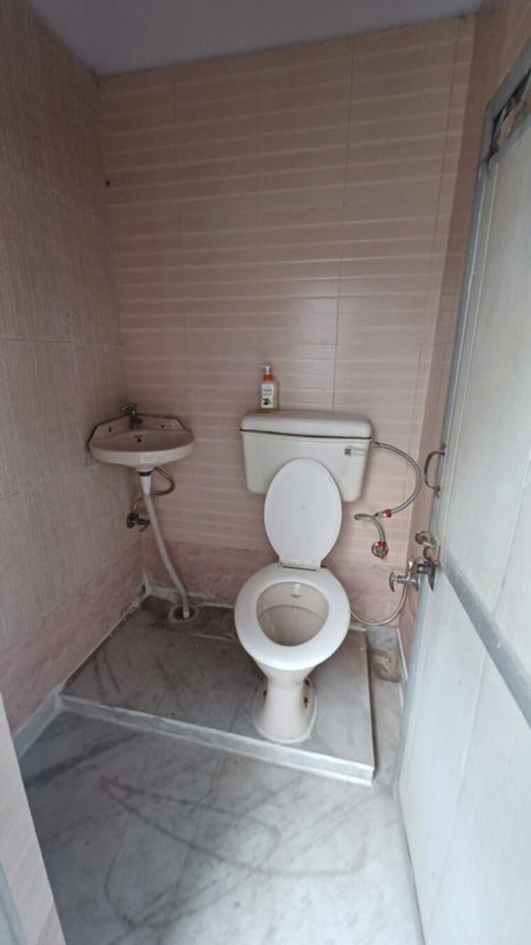 Bathroom, rwa-residential-society-sector-46 3 Bedroom 205 Sq.Yd. Builder Floor In Sector 46 Gurgaon 10215041