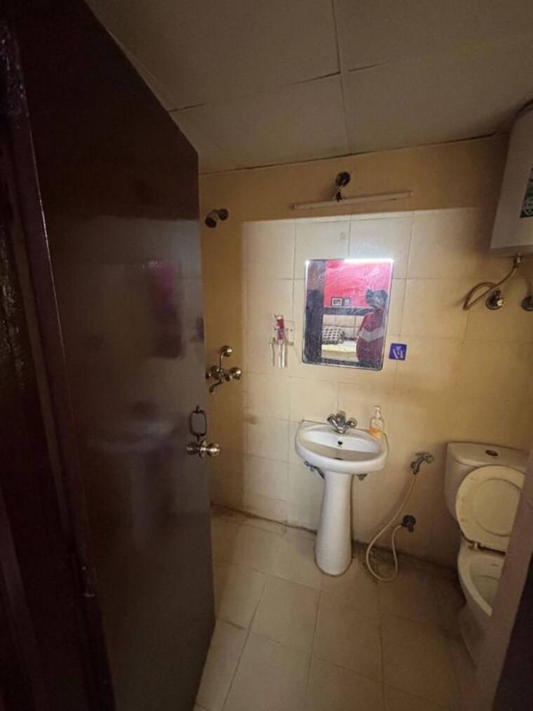 Bathroom, gaur-city-2-14th-avenue 2 Bedroom 955 Sq.Ft. Apartment In Sector 16c Greater Noida Greater Noida 10216019