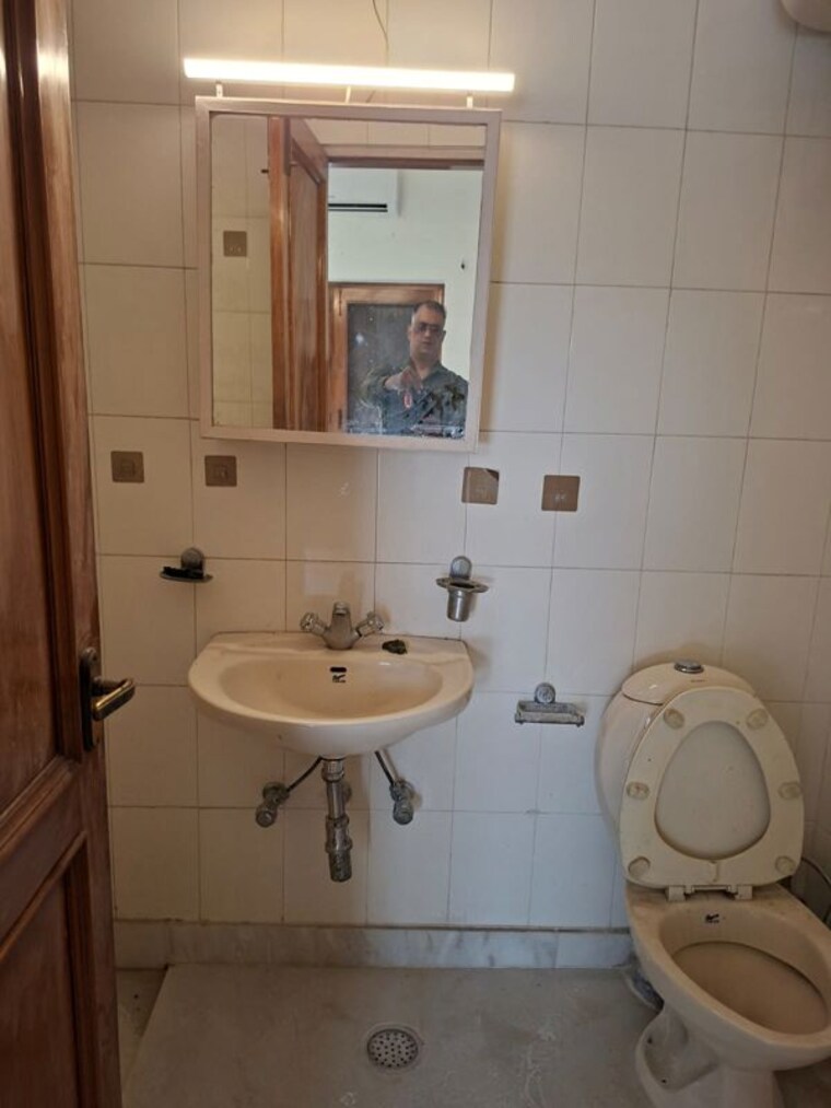 Bathroom, gulmohar park 2 Bedroom 200 Sq.Yd. Builder Floor In Gulmohar Park Delhi 10205650