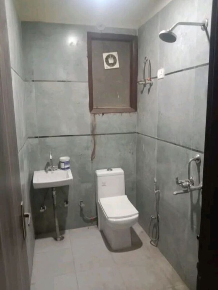 Bathroom, shalimar garden extension i 1 Bedroom 550 Sq.Ft. Builder Floor In Shalimar Garden Extension I Ghaziabad 10216023