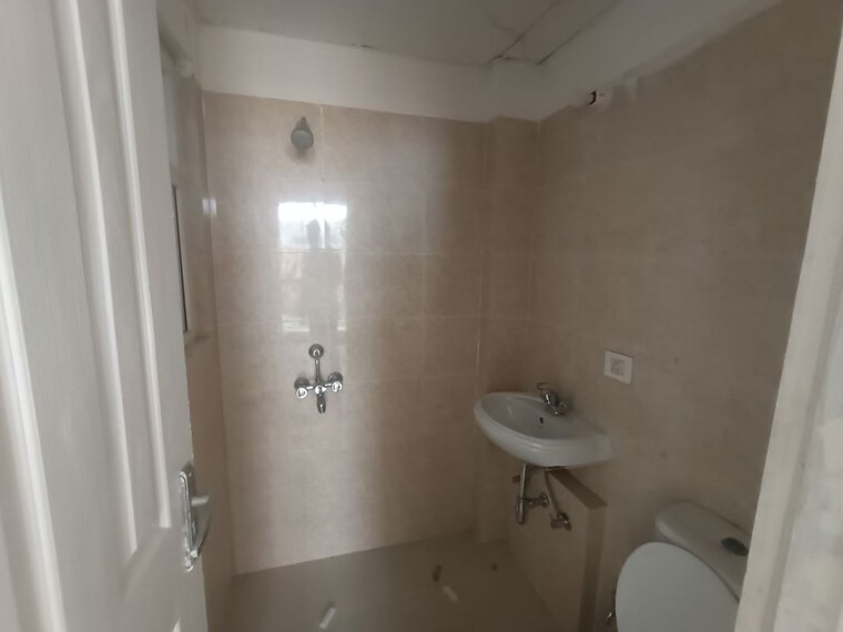 Bathroom, sector 77 3 Bedroom 2070 Sq.Ft. Builder Floor In Sector 77 Faridabad 10216037
