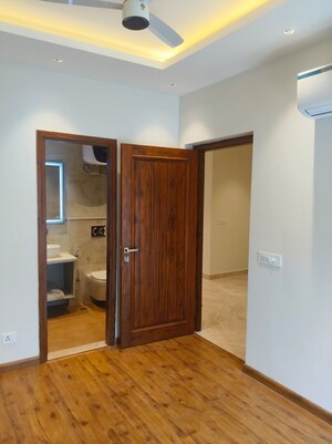 Room in 3.5 BHK Builder Floor at Raj One Good Earth, Sector 71 – for Sale