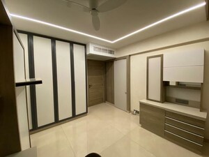 Room in 4 BHK Apartment at Raj Grandeur, Powai – for Rent