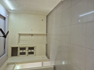 Bathroom in 2.5 BHK Builder Floor at Mayur Vihar – for Rent