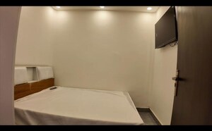 Room in 6 BHK Independent House at South City 1 – for Rent