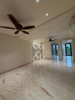 Room in 3 BHK Villa at Sushant Lok I – for Sale