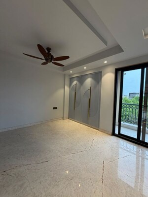 Room in 3 BHK Villa at Sushant Lok I – for Sale