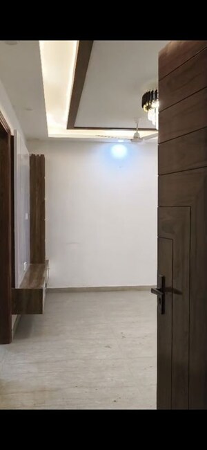 Room in 3 BHK Builder Floor at BPTP District, Sector 81 – for Rent