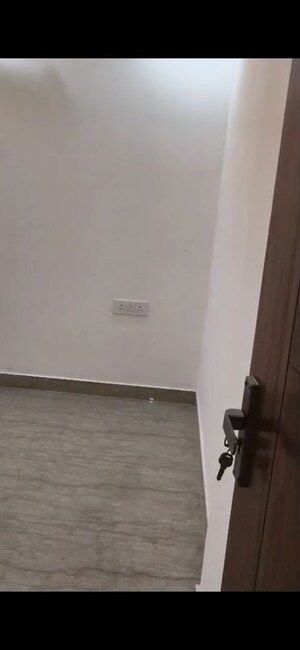 Room in 3 BHK Builder Floor at BPTP District, Sector 81 – for Rent