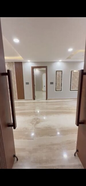 Room in 4 BHK Builder Floor at Sector 19 – for Rent