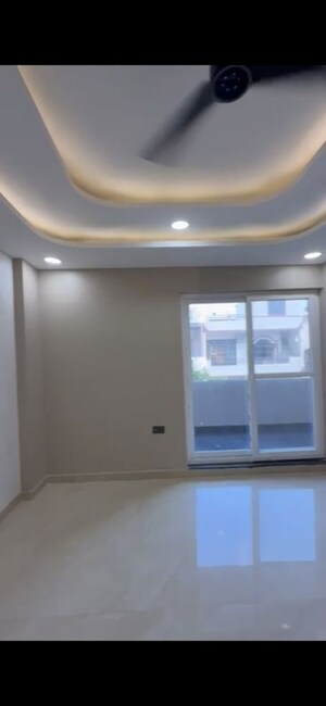 Room in 4 BHK Builder Floor at Sector 19 – for Rent