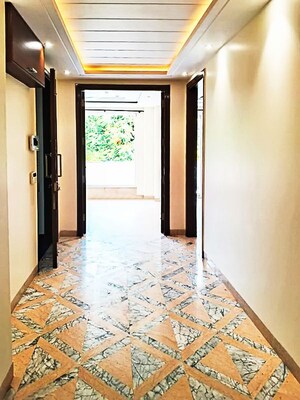 Room in 4 BHK Builder Floor at Defence Colony – for Rent