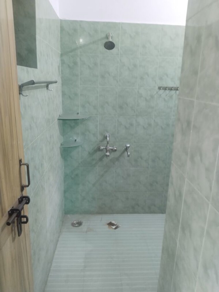 Bathroom, gomti nagar 1 RK 500 Sq.Ft. Builder Floor In Gomti Nagar Lucknow 10216721