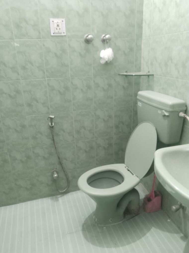 Bathroom, gomti nagar 1 RK 500 Sq.Ft. Builder Floor In Gomti Nagar Lucknow 10216721