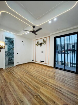 Room in 4 BHK Builder Floor at Auram Floor, South City 2 – for Sale