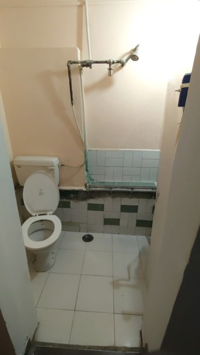 Bathroom, gomti nagar 1 RK 300 Sq.Ft. Builder Floor In Gomti Nagar Lucknow 10216728