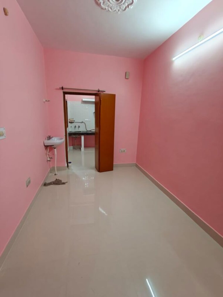 Room, gomti nagar 1.5 Bedroom 600 Sq.Ft. Builder Floor In Gomti Nagar Lucknow 10216752