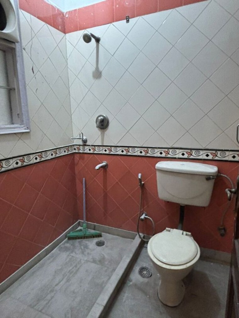 Bathroom, malviya nagar 3 Bedroom 200 Sq.Yd. Builder Floor In Malviya Nagar Delhi 10216766