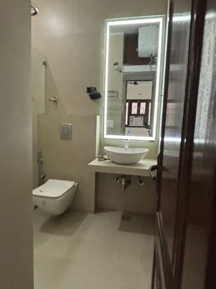 Bathroom, malviya nagar 3 Bedroom 200 Sq.Yd. Builder Floor In Malviya Nagar Delhi 10216766