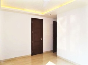 Room in 4 BHK Builder Floor at Safdarjung Development Area – for Rent