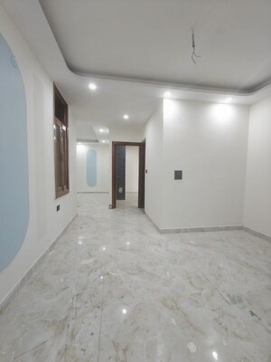 Room in 2 BHK Builder Floor at Sector 73 – for Sale