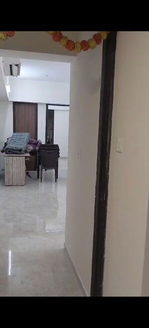 Room in 1 BHK Apartment at Lodha Amara, Kolshet Road – for Rent