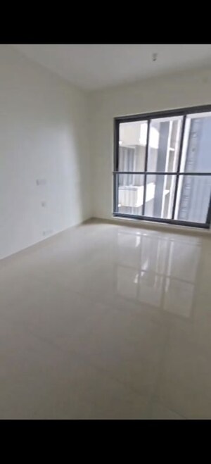 Room in 2 BHK Apartment at Kalpataru Elitus, Mulund West – for Rent