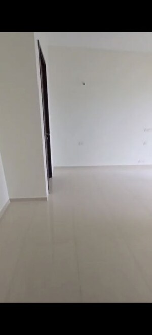 Room in 2 BHK Apartment at Kalpataru Elitus, Mulund West – for Rent