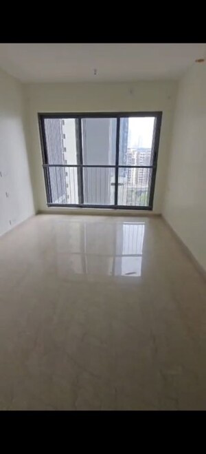 Room in 2 BHK Apartment at Kalpataru Elitus, Mulund West – for Rent