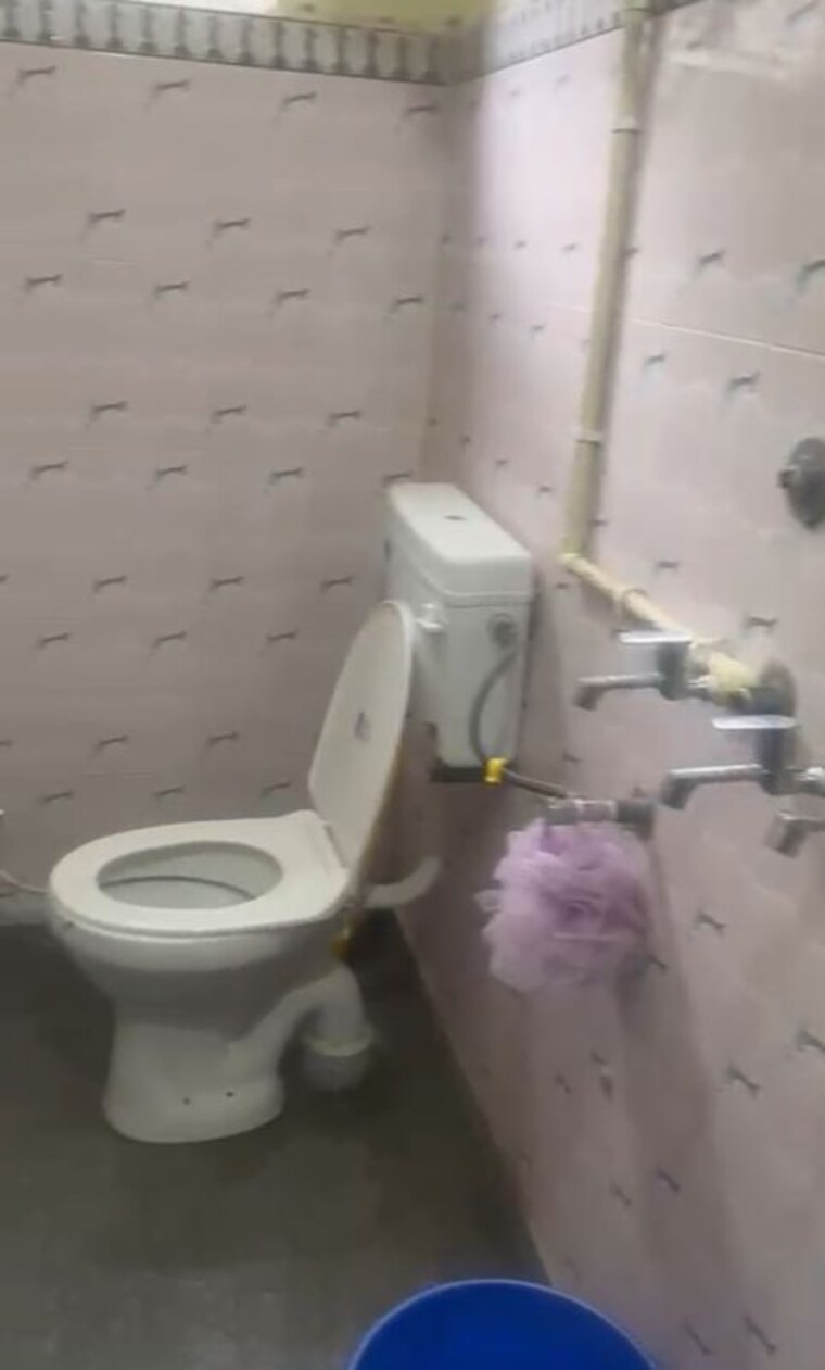 Bathroom, patel nagar 1 RK 300 Sq.Ft. Builder Floor In Patel Nagar Delhi 10216831