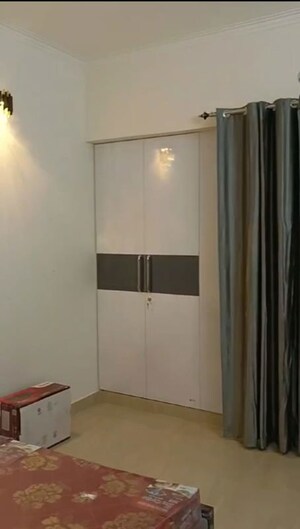 Room in 2 BHK Apartment at Gaur City 7th Avenue, Sector 4 Greater Noida – for Rent