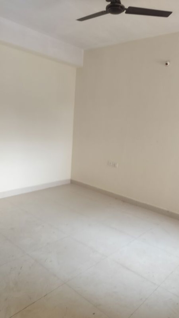 Room, kahilipara 3 Bedroom 1500 Sq.Ft. Apartment In Kahilipara Guwahati 10010628