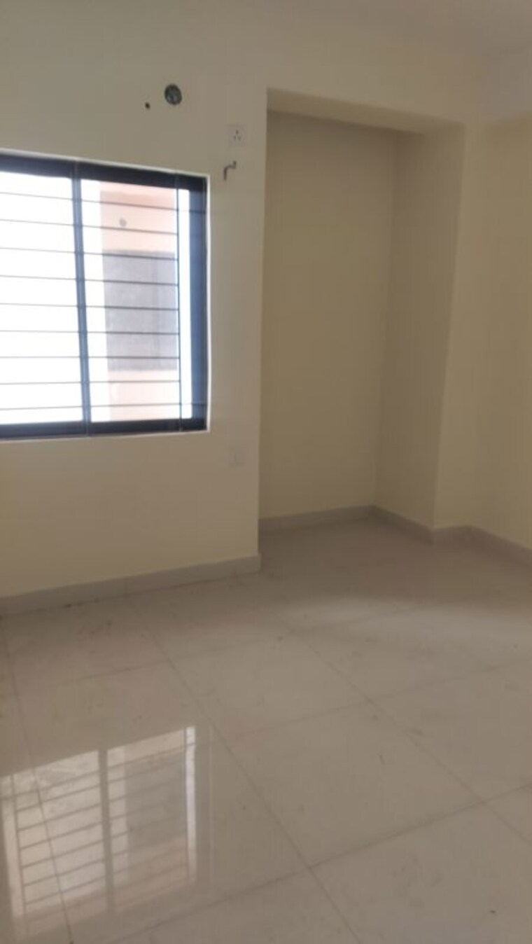 Room, kahilipara 3 Bedroom 1500 Sq.Ft. Apartment In Kahilipara Guwahati 10010628