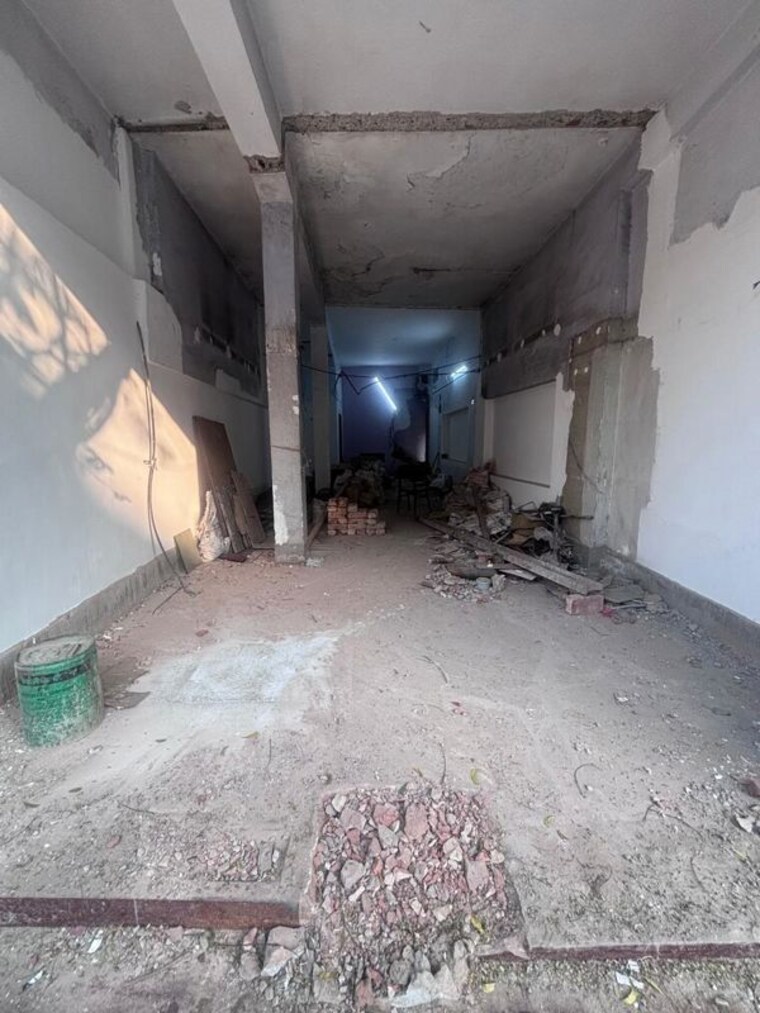  Parking, new market Commercial Showroom 500 Sq.Ft. In New Market Kolkata 10217081