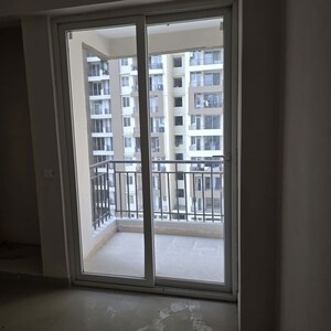 Room in 3 BHK Apartment at Amrapali Golf Homes, Sector 4 Greater Noida – for Rent