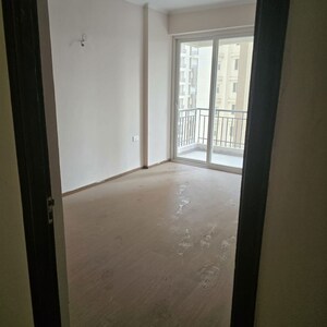 Room in 3 BHK Apartment at Amrapali Golf Homes, Sector 4 Greater Noida – for Rent