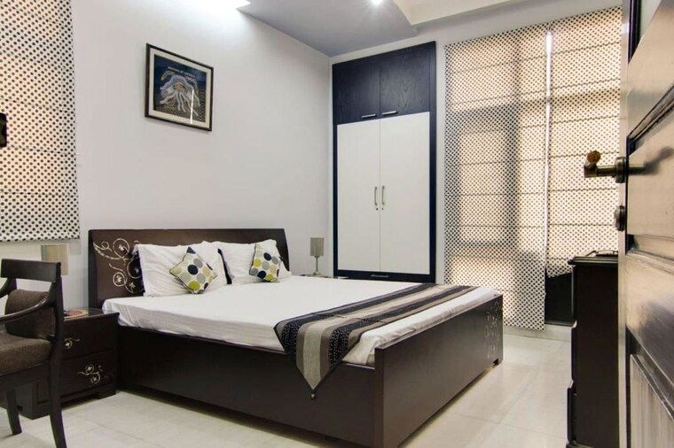 Bedroom, sector 27 3 Bedroom 250 Sq.Mt. Villa In Sector 27 Noida 10217465