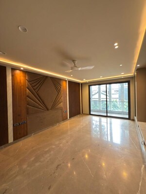 Room in 5 BHK Builder Floor at Dlf Phase I – for Sale