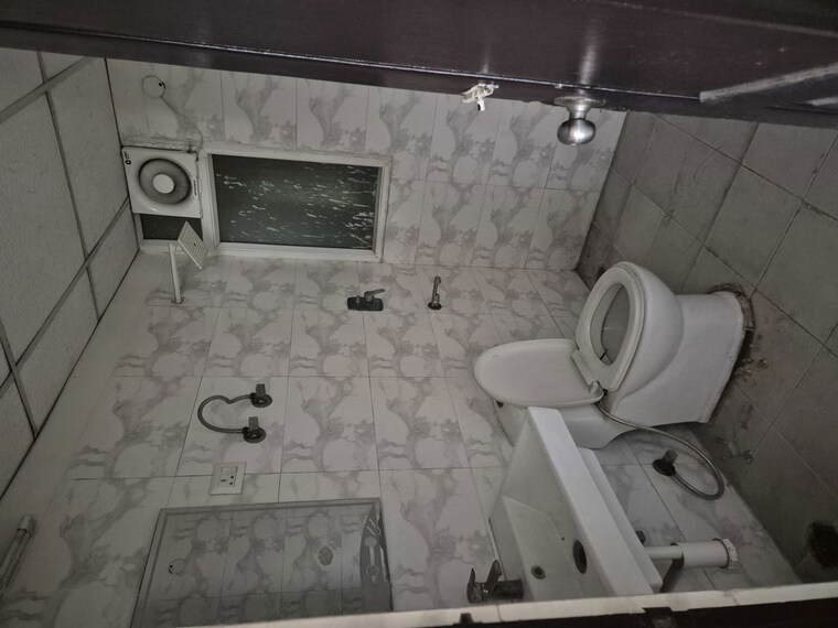 Bathroom, sethi-max-royal 3 Bedroom 1650 Sq.Ft. Apartment In Sector 76 Noida 10217496