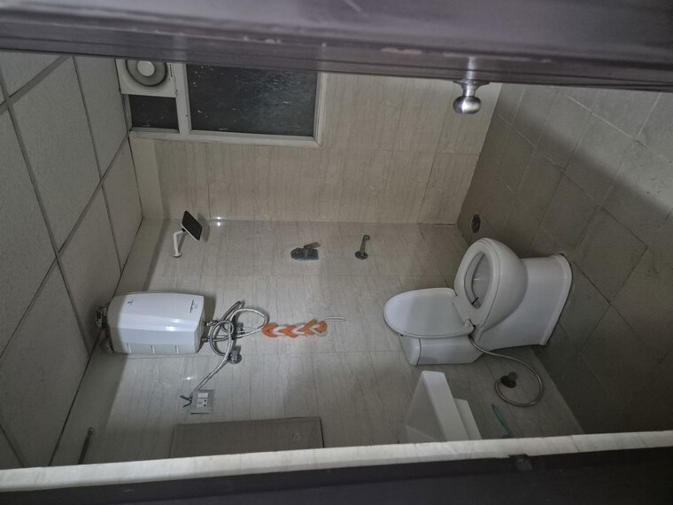 Bathroom, sethi-max-royal 3 Bedroom 1650 Sq.Ft. Apartment In Sector 76 Noida 10217496