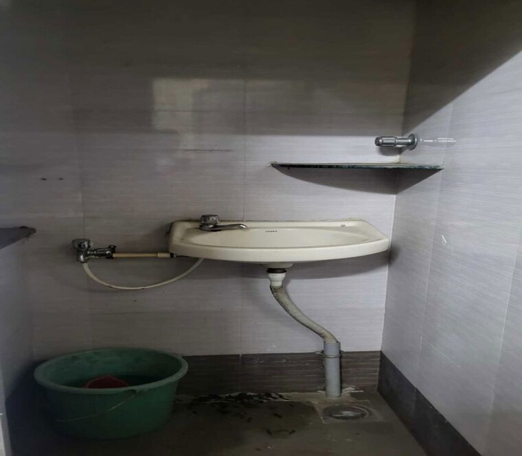 Bathroom, dadar east Commercial Shop 400 Sq.Ft. In Dadar East Mumbai 10217535