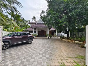 Parking in 4 BHK Independent House at Nettoor – for Sale